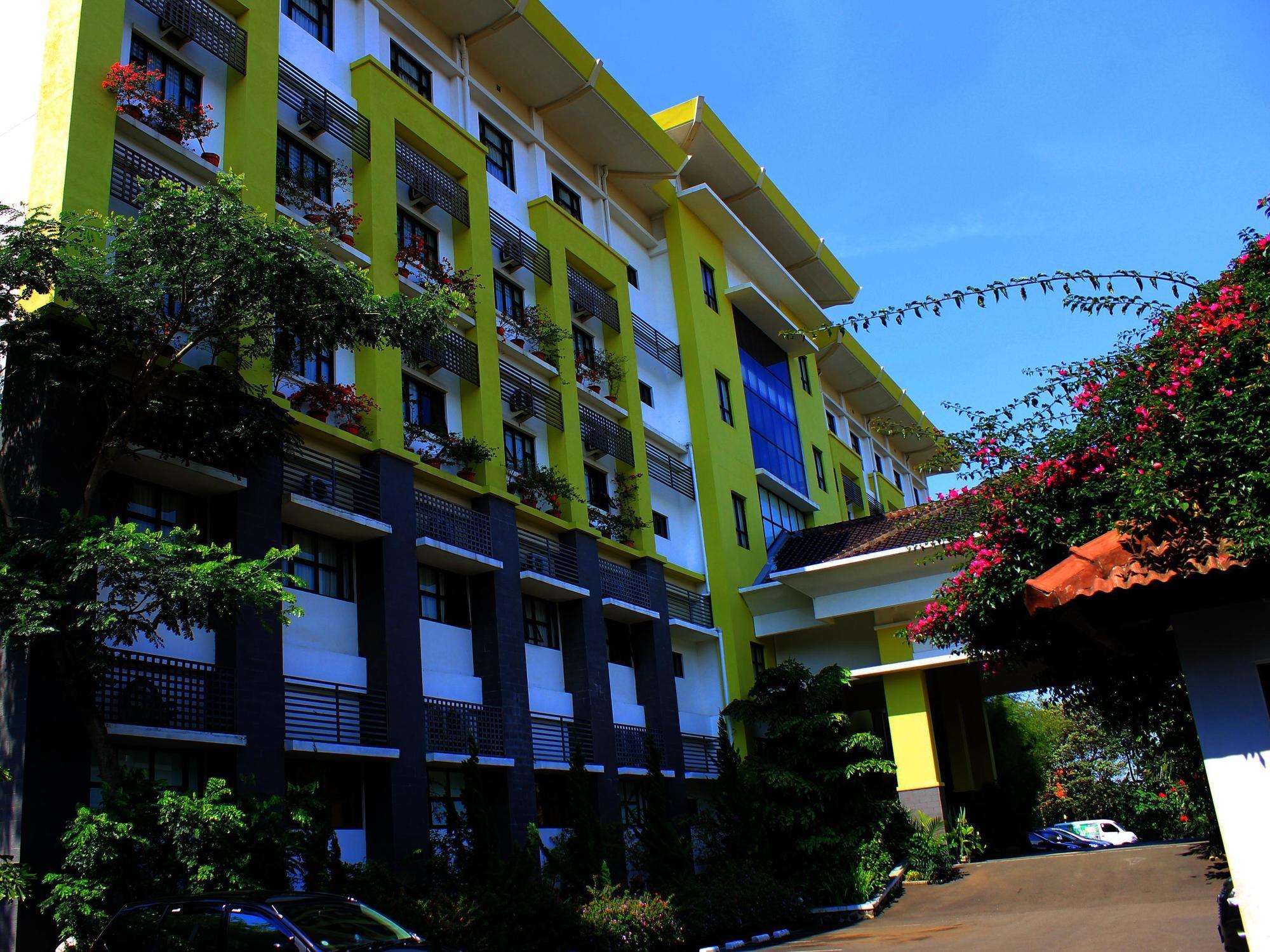 Capital O 1010 Isola Resort Bandung Extérieur photo